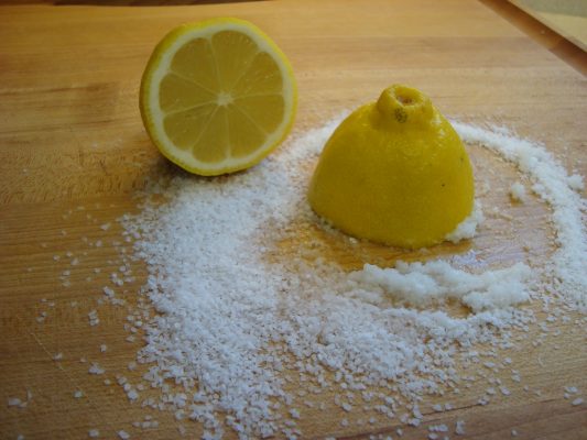 sale e limone per pulire