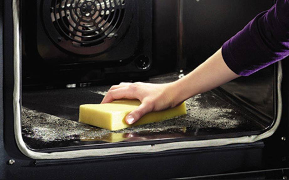 Bicarbonato e aceto per pulire il forno incrostato senza fatica Pulire forno con bicarbonato