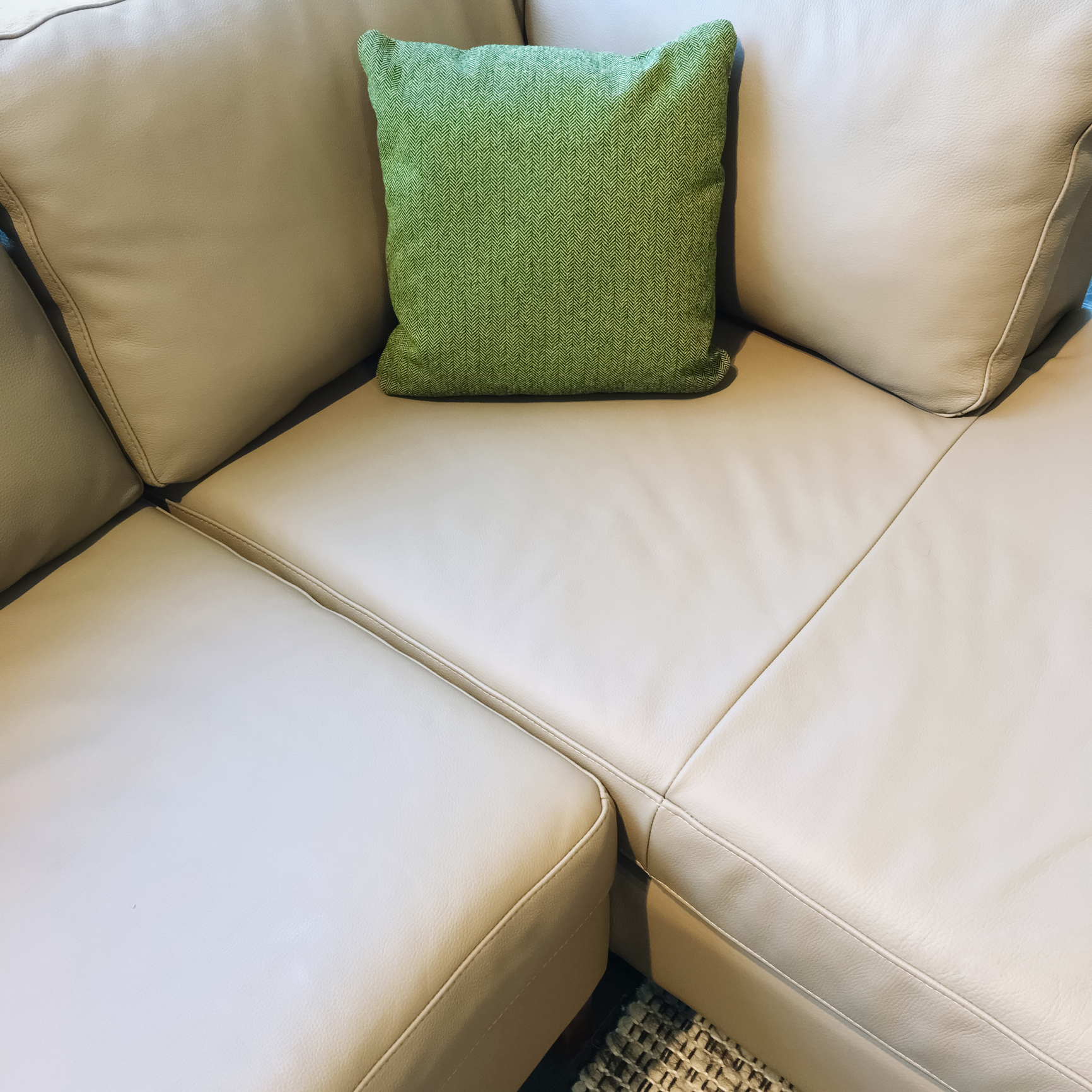 Come pulire un divano in ecopelle non sfoderabile con prodotti ecologici Come lavare divano in microfibra