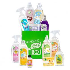 Una greenbox piena di detersivi ecologici Verdevero