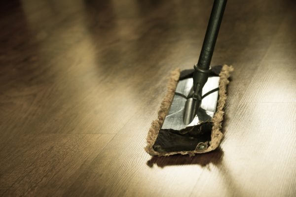 aceto di alcool per pulire pavimenti