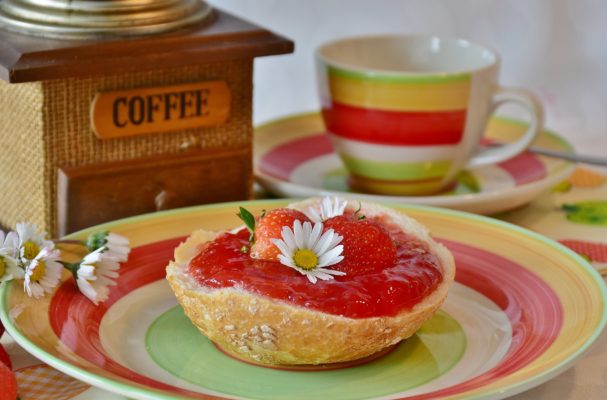 Come pulire le macchie di marmellata di fragole dalla maglietta di cotone colorata