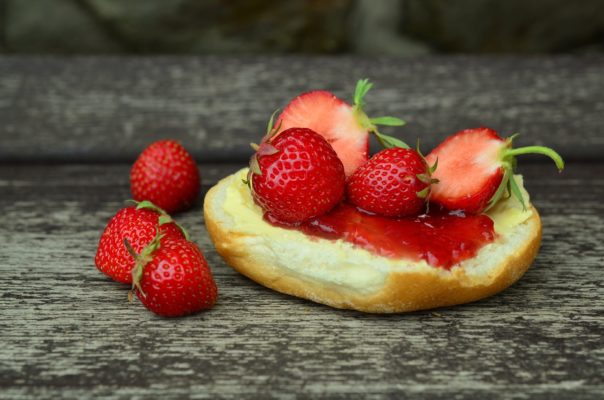 Come pulire le macchie di marmellata di fragole dai jeans