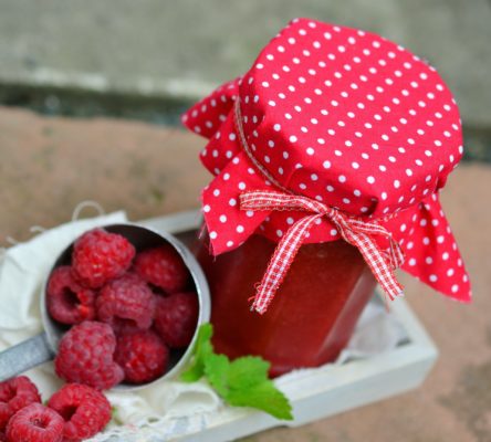 Come pulire le macchie di marmellata di lamponi dalla maglietta di cotone colorata