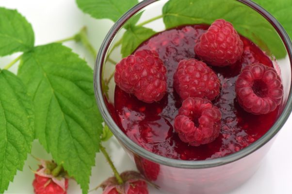 Come pulire le macchie di marmellata di lamponi dalla tovaglia di cotone colorata