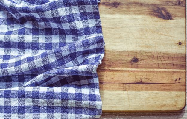 Come pulire le macchie di olio fresco dalla tovaglia di cotone colorata