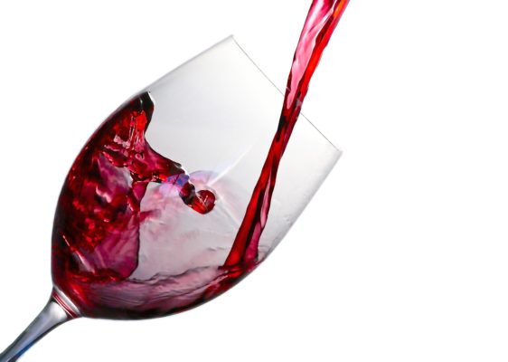 Come pulire i jeans macchiati di vino