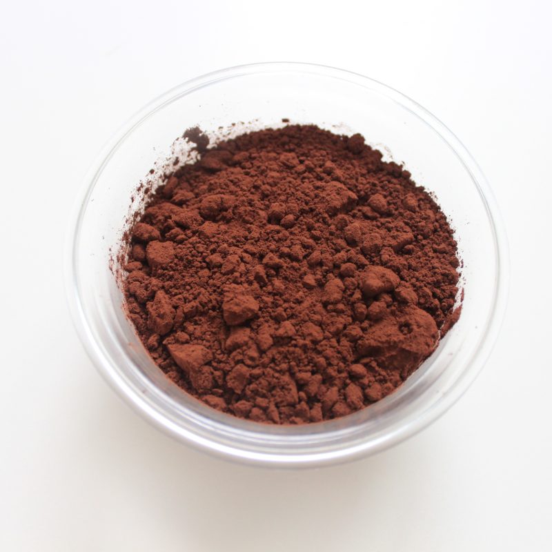 Come pulire le macchie di cacao asciutte dalla maglietta di cotone colorata
