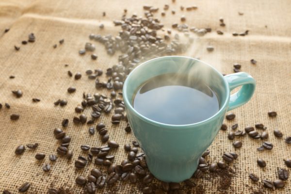 Come pulire le macchie di caffè secche dalla maglietta di cotone colorata