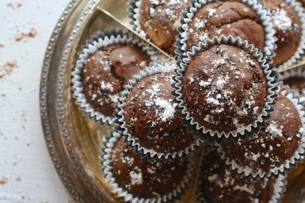 Come pulire le macchie di cacao fresche dalla maglietta colorata