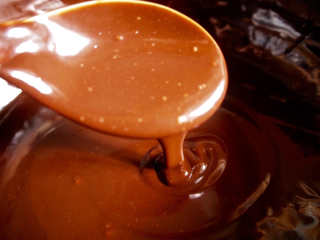 Come pulire le macchie di cacao fresche dalla tovaglia colorata