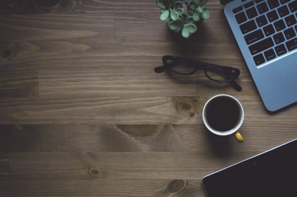 Come pulire le macchie di caffè secche dalla camicia colorata