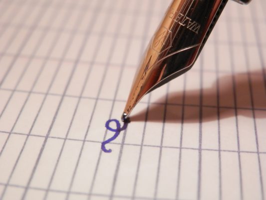 Come pulire la tovaglia colorata macchiata con la penna