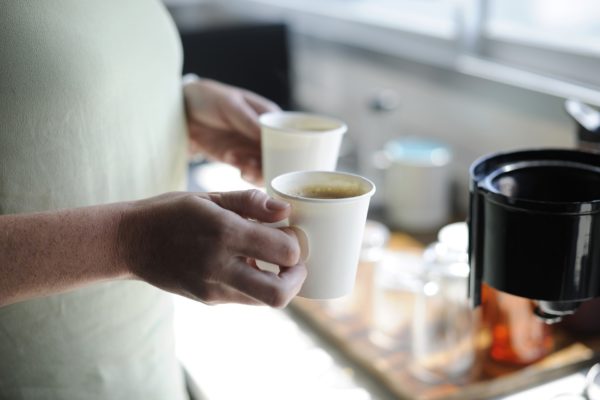 Come pulire le macchie di caffè secche dalla maglietta bianca