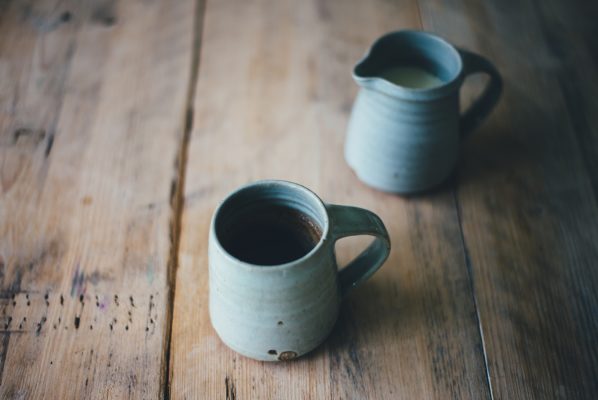 macchie di caffè su maglietta colorata