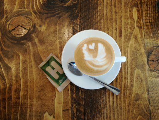 Come pulire le macchie di caffè secche dalla camicia bianca