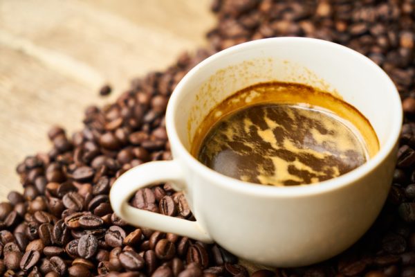 Come pulire le macchie di caffè secche dalla tovaglia bianca