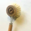 Spazzola lavapiatti in legno per una pulizia impeccabile - immagine 2