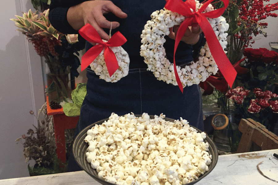 ghirlanda di popcorn e pallina di popcorn