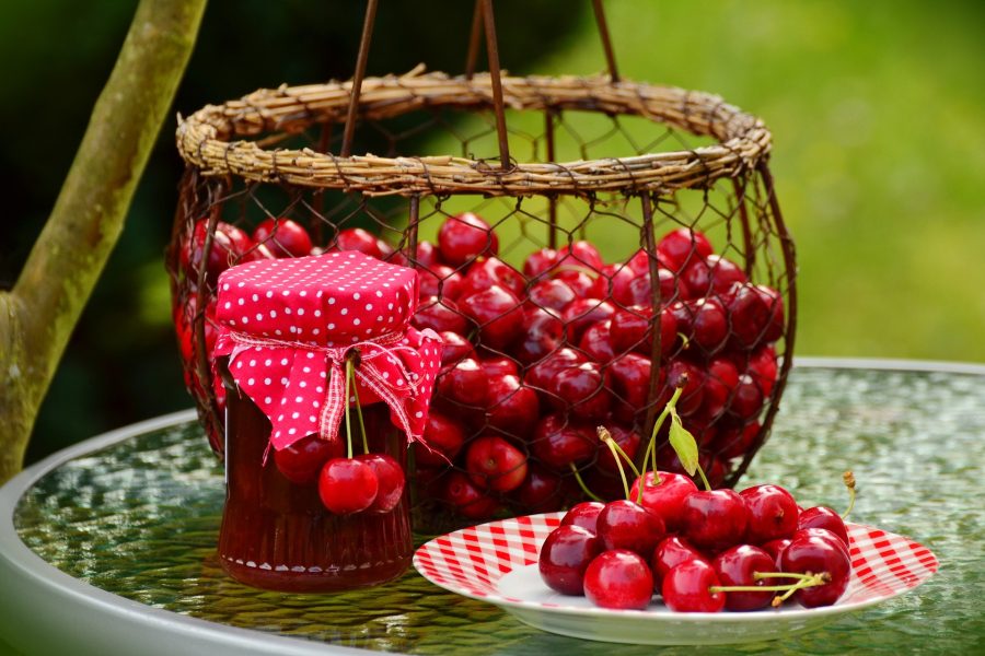 Come pulire le macchie di marmellata di ciliegie dalla maglietta di cotone colorato