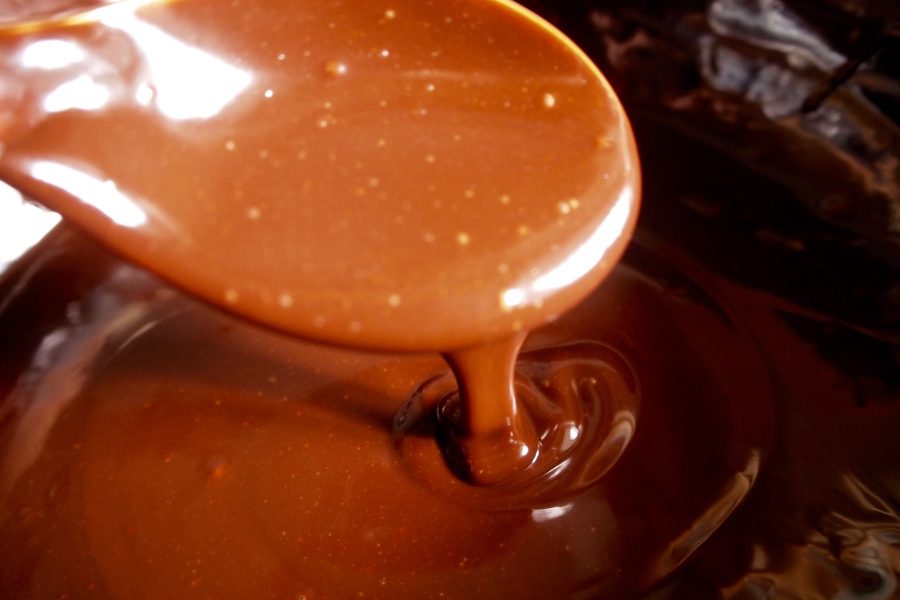 Come pulire le macchie di cacao fresche dalla tovaglia colorata