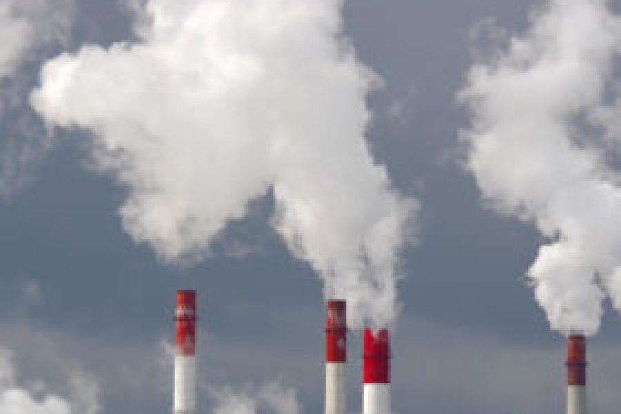 Le sostanze inquinanti che immettiamo nell'aria sono numerose, ma particolare attenzione la dovremmo portare alle sostanze "PFAS" perché tendono a rimanere per moltissimo tempo nell’ambiente